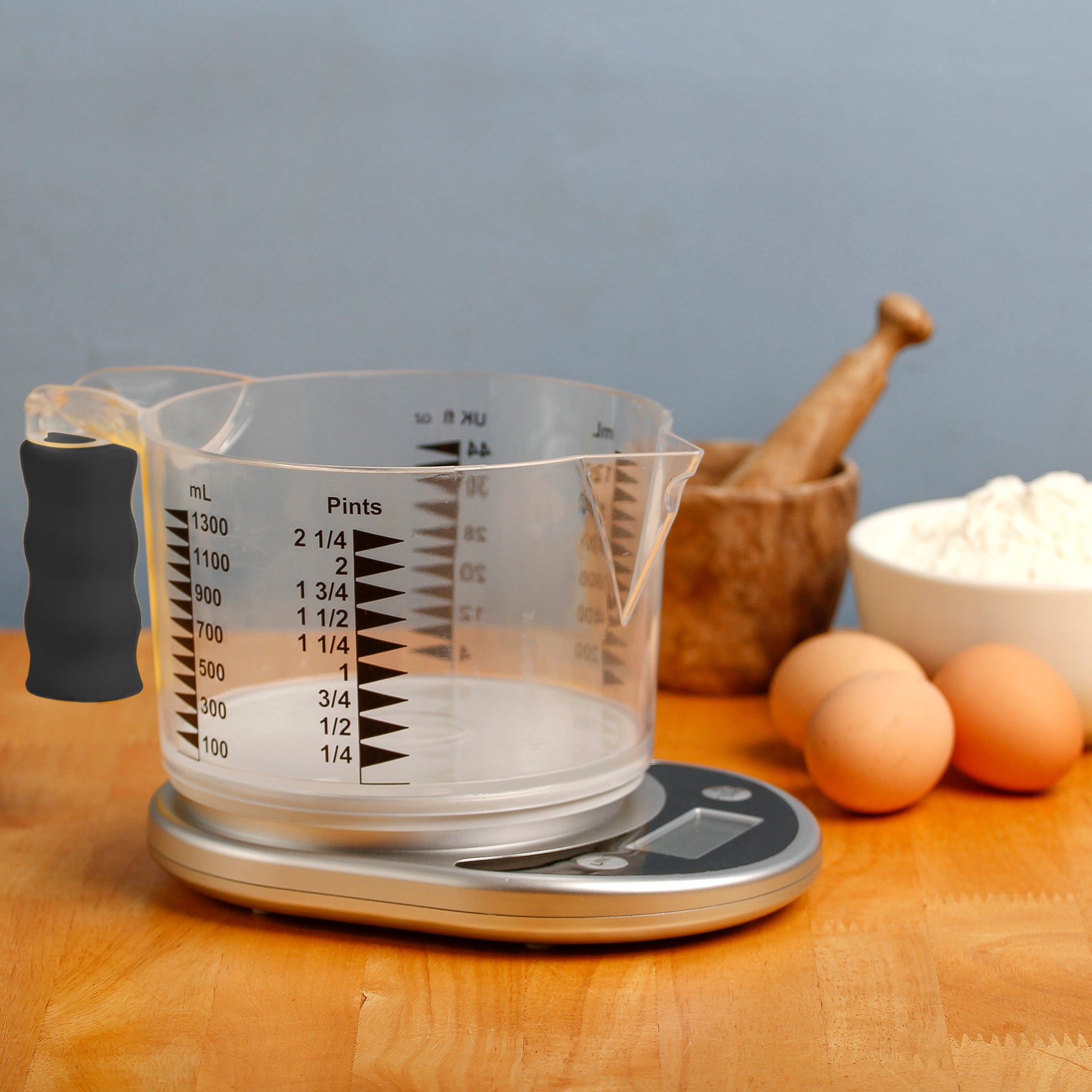 Talking kitchen scale with easy-to-see jug