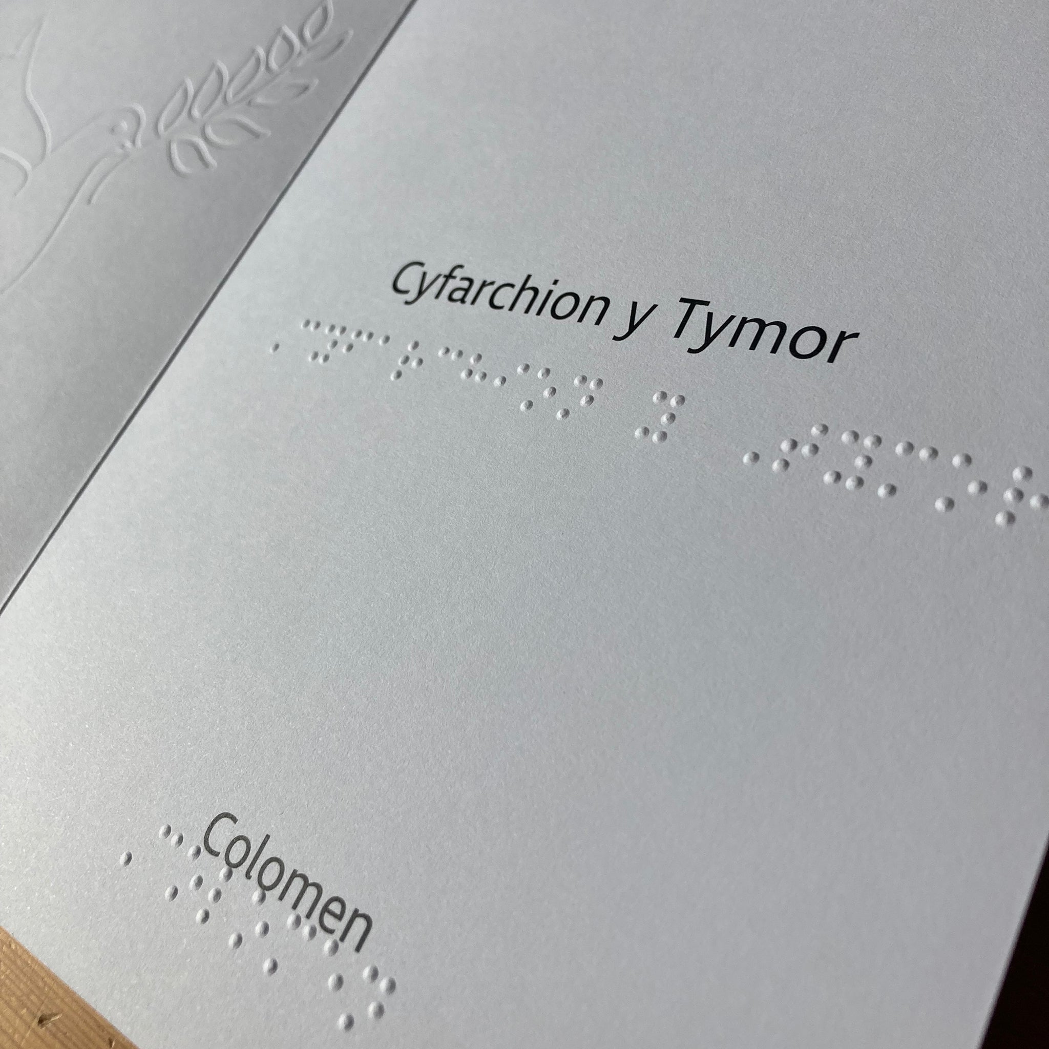 Message inside card in print and braille that reads Cyfarchion y Tymor